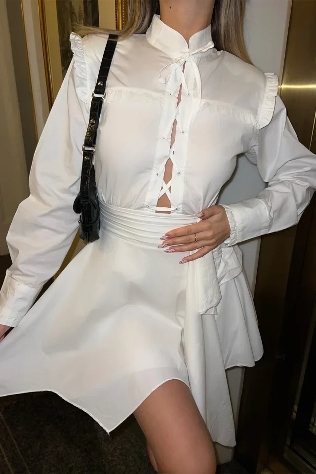 Белое -связывающее мини -платье