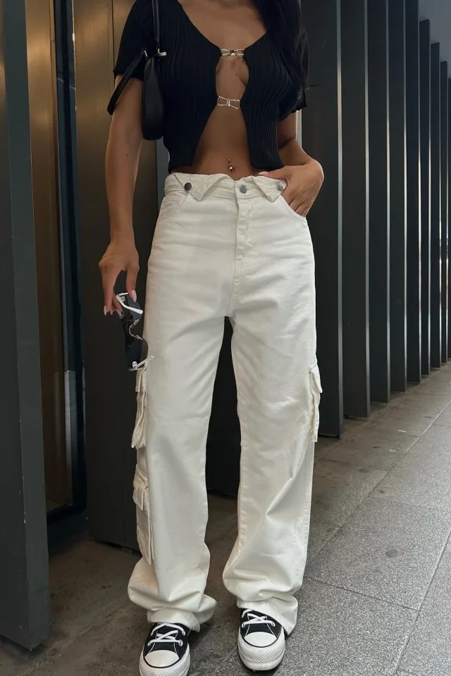 Белые джинсы с карманами-карго
