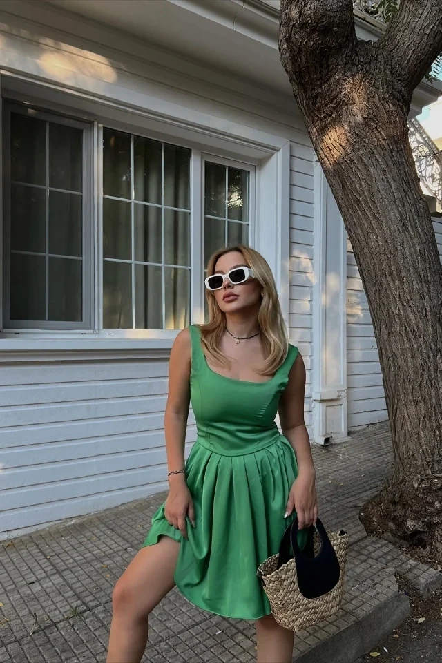 Зеленое мини-платье Carlina с квадратным вырезом