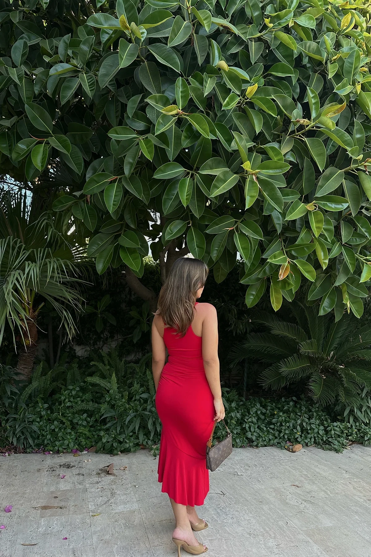 ارتداء الوردة الحمراء فستان طويل مع زخرفة