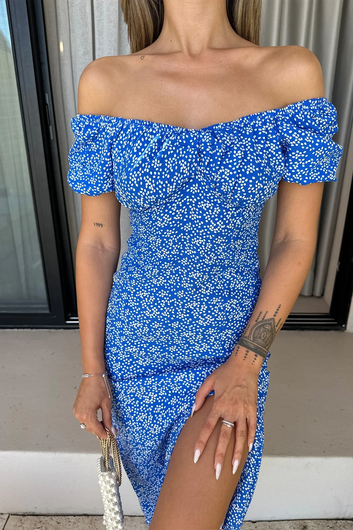 فستان طويل بفتحة تفاصيل زرقاء