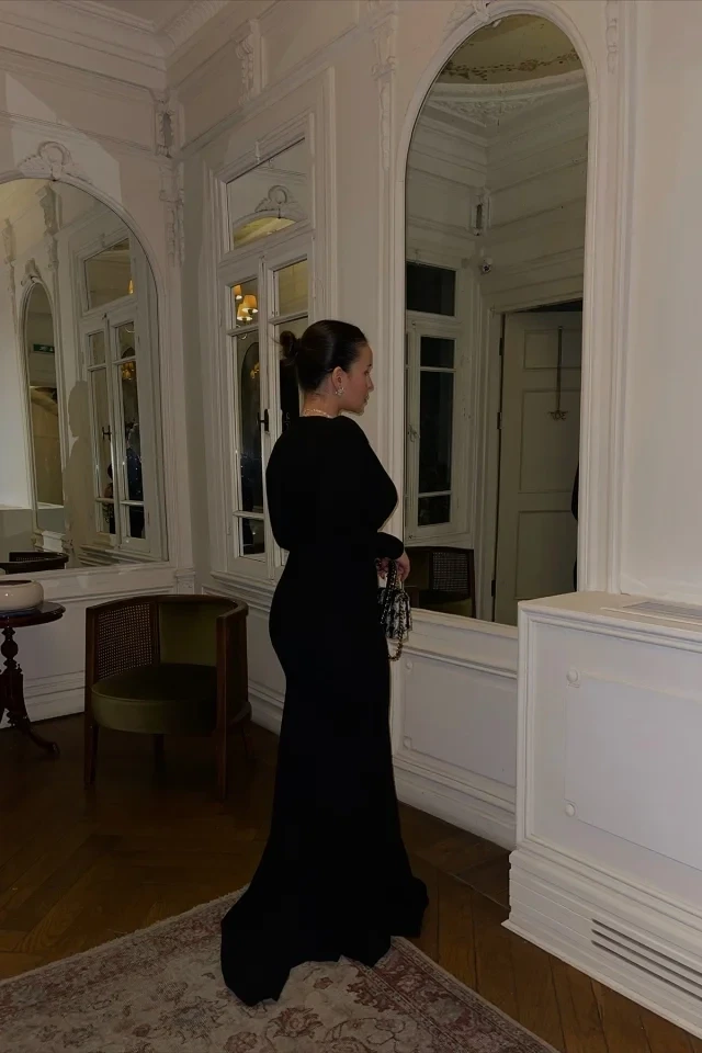 Длинное платье с черными глубокими прорезями