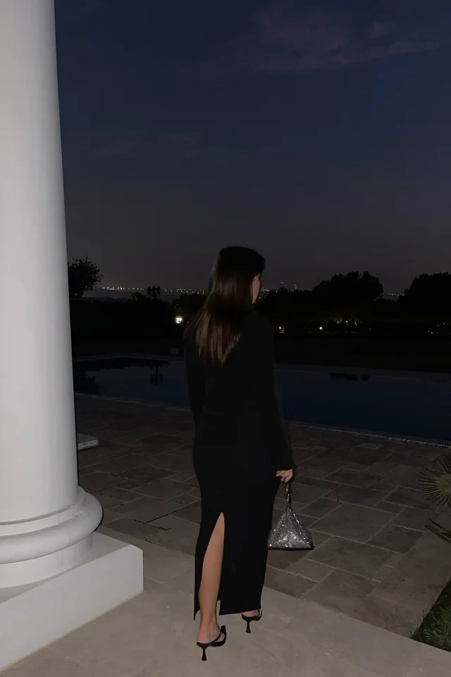 Черное длинное платье с отделкой камнями