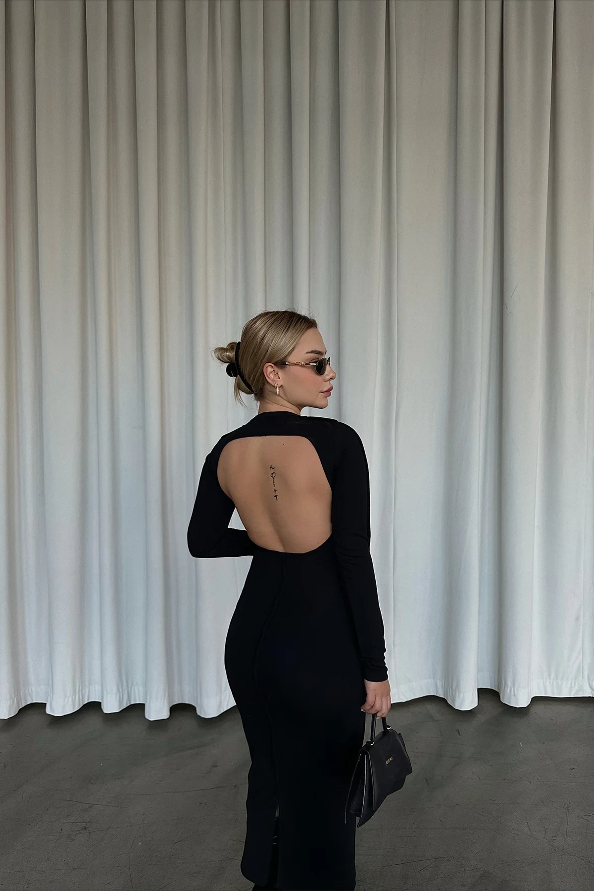 Черная спина детализации длинное платье