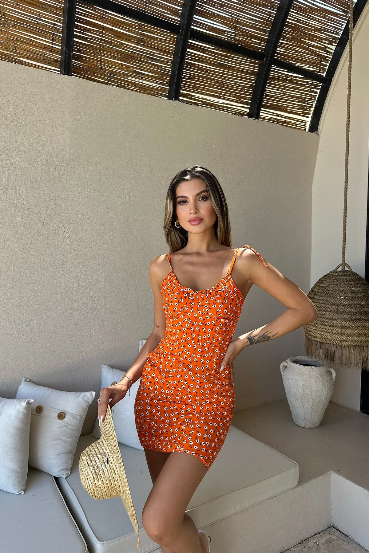 فستان صغير مع شماعات برتقالية