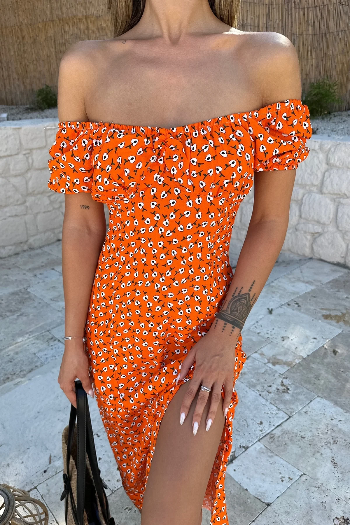 فستان طويل مع شق برتقالي عميق