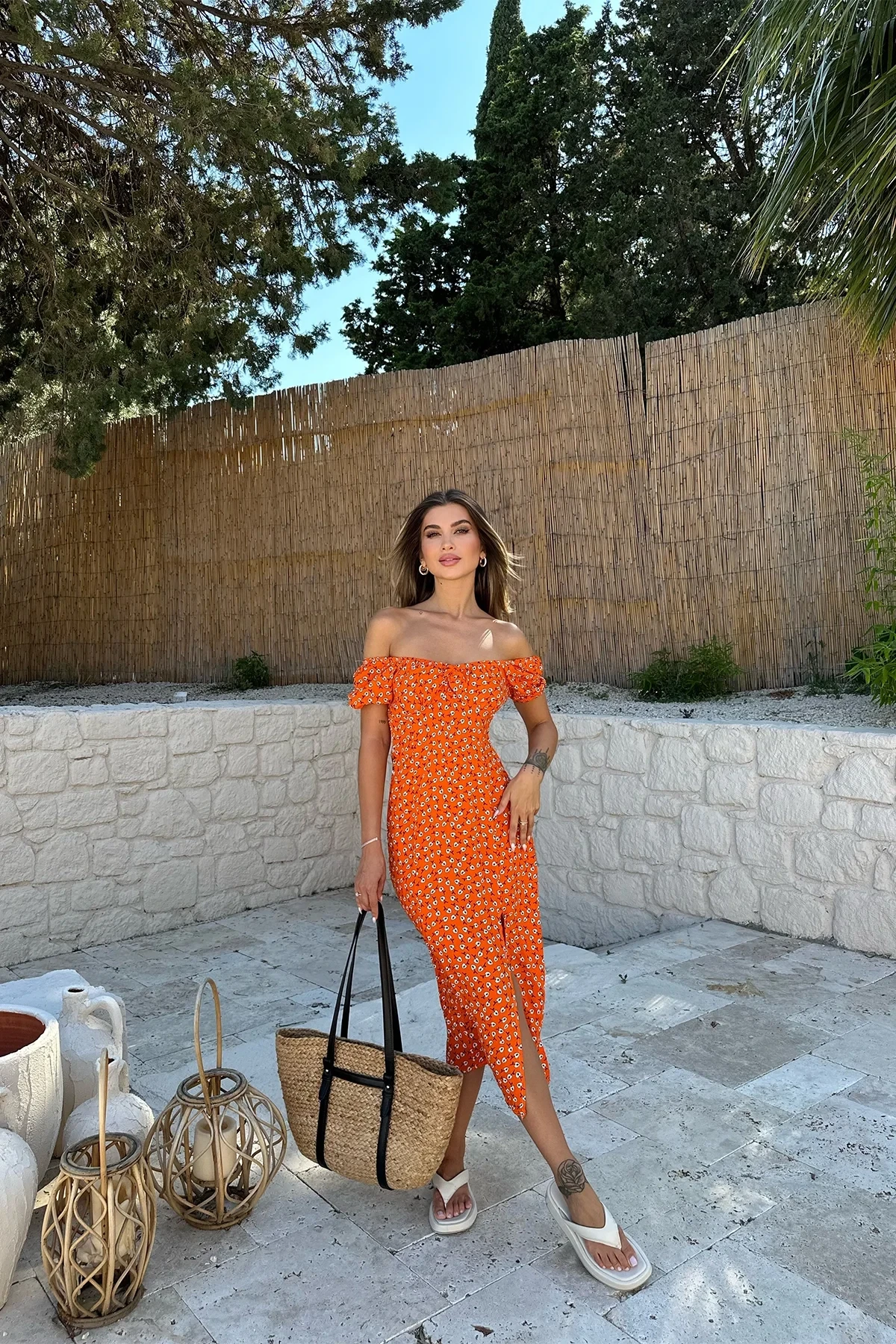 فستان طويل مع شق برتقالي عميق